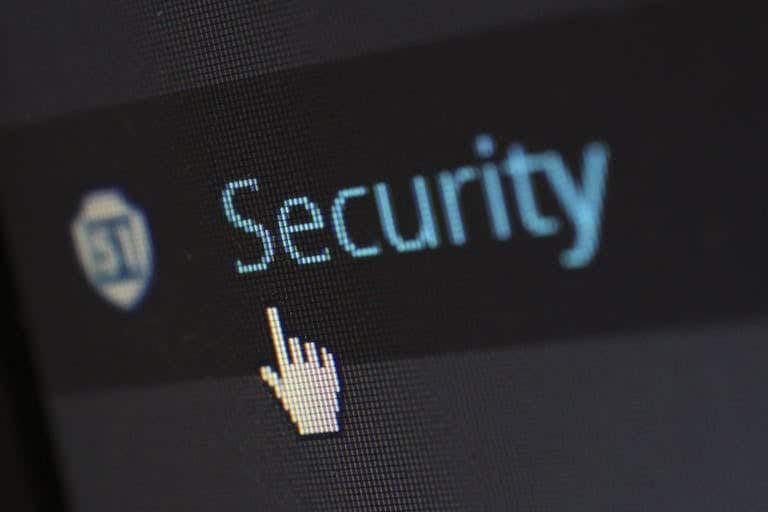 Vista de primer plano del cursor del mouse sobre el texto de seguridad digital en la pantalla representando Seguridad Financiera Digital.