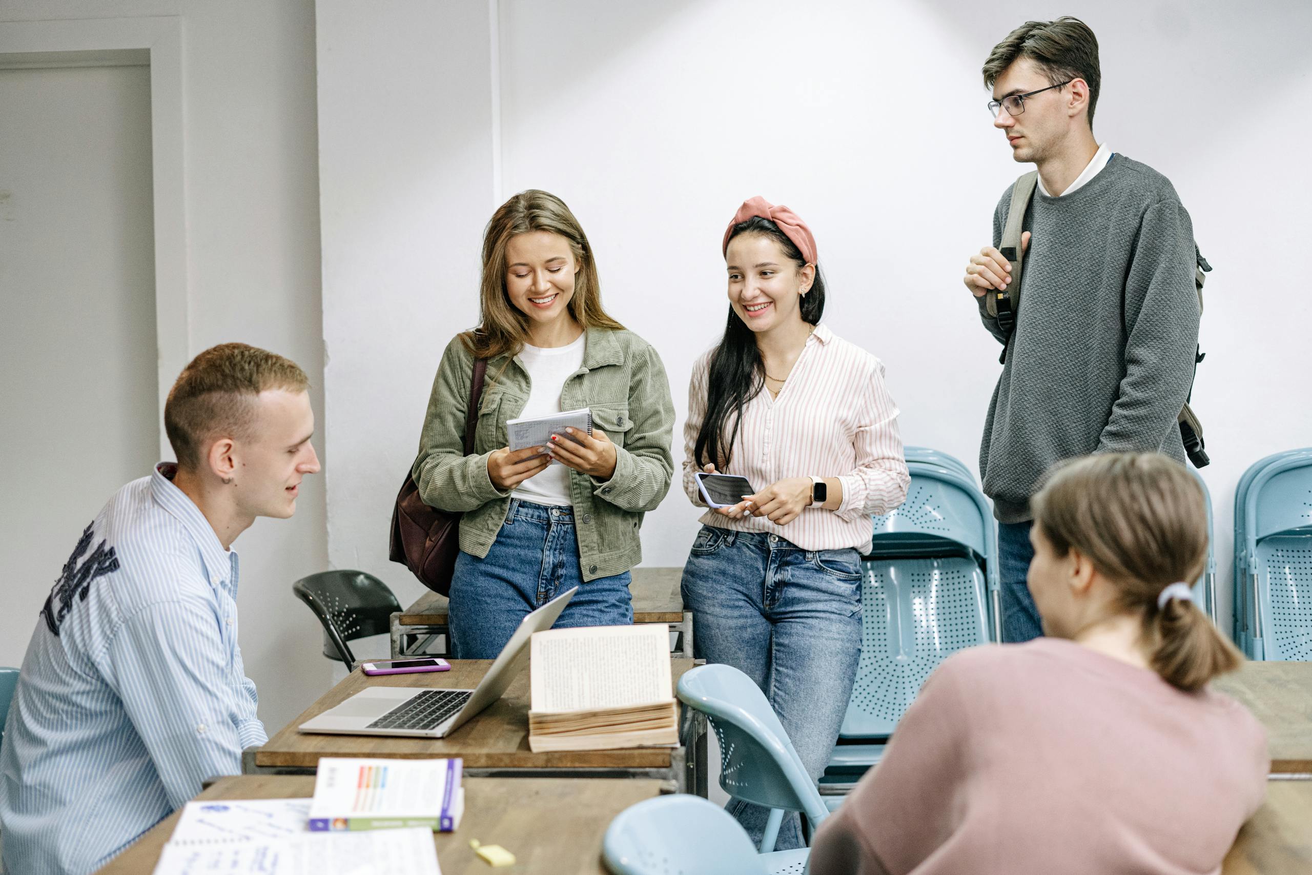 Grupo de jóvenes hablando entre sí simbolizando trabajo grupal y compromiso.