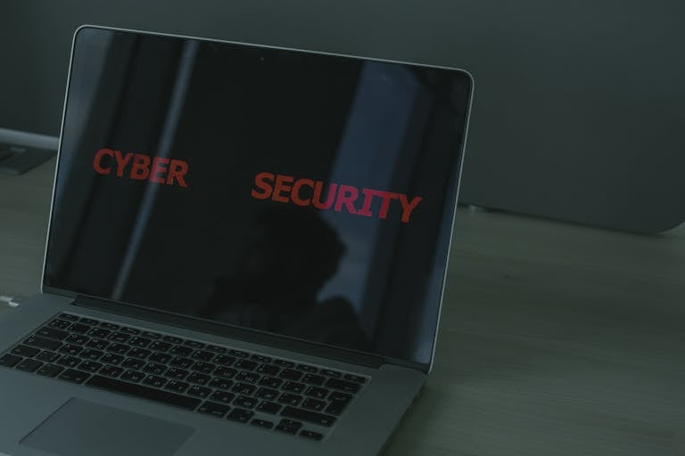 Primer plano de una computadora portátil que muestra texto sobre ciberseguridad financiera, enfatizando temas de seguridad financiera digital.