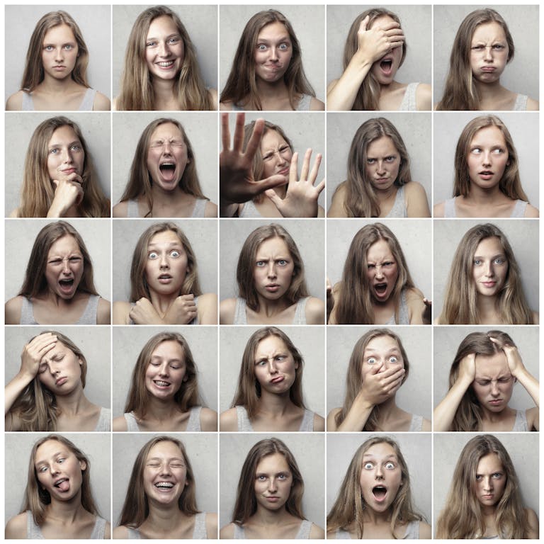 Múltiples retratos que muestran diversas expresiones faciales y emociones de una mujer joven, representando la importancia de las emociones en el éxito financiero.